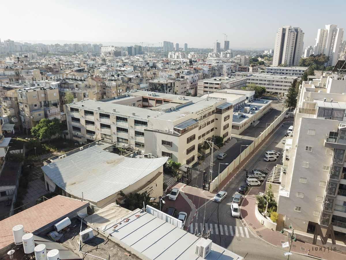 מבט מלמעלה על קמפוס סמינר אור החיים בבני ברק
