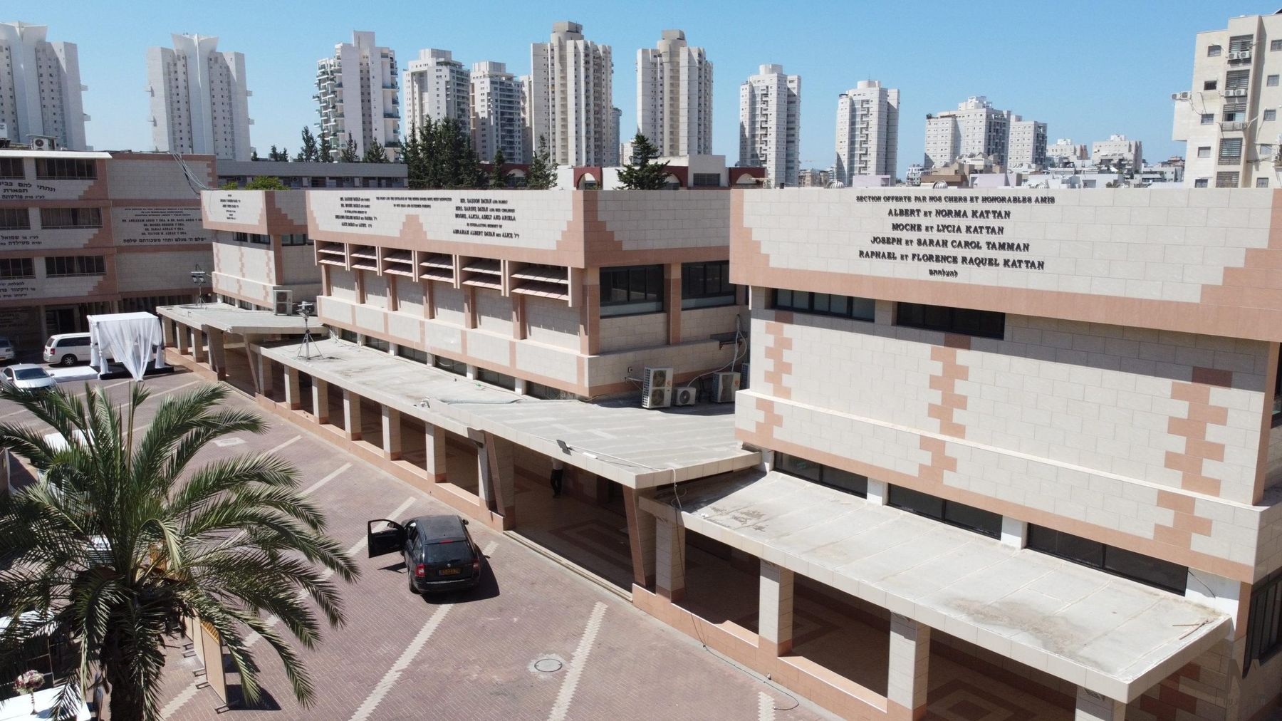 חצר סמינר אור החיים בבני ברק עם מבני הלימוד